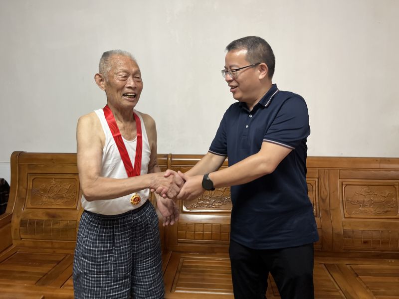 3鐘云飛走訪集團黨委結(jié)對共建木欄井社區(qū)老黨員.jpg